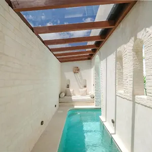 https://breathe-boutique-suites.hotelsseminyak.net